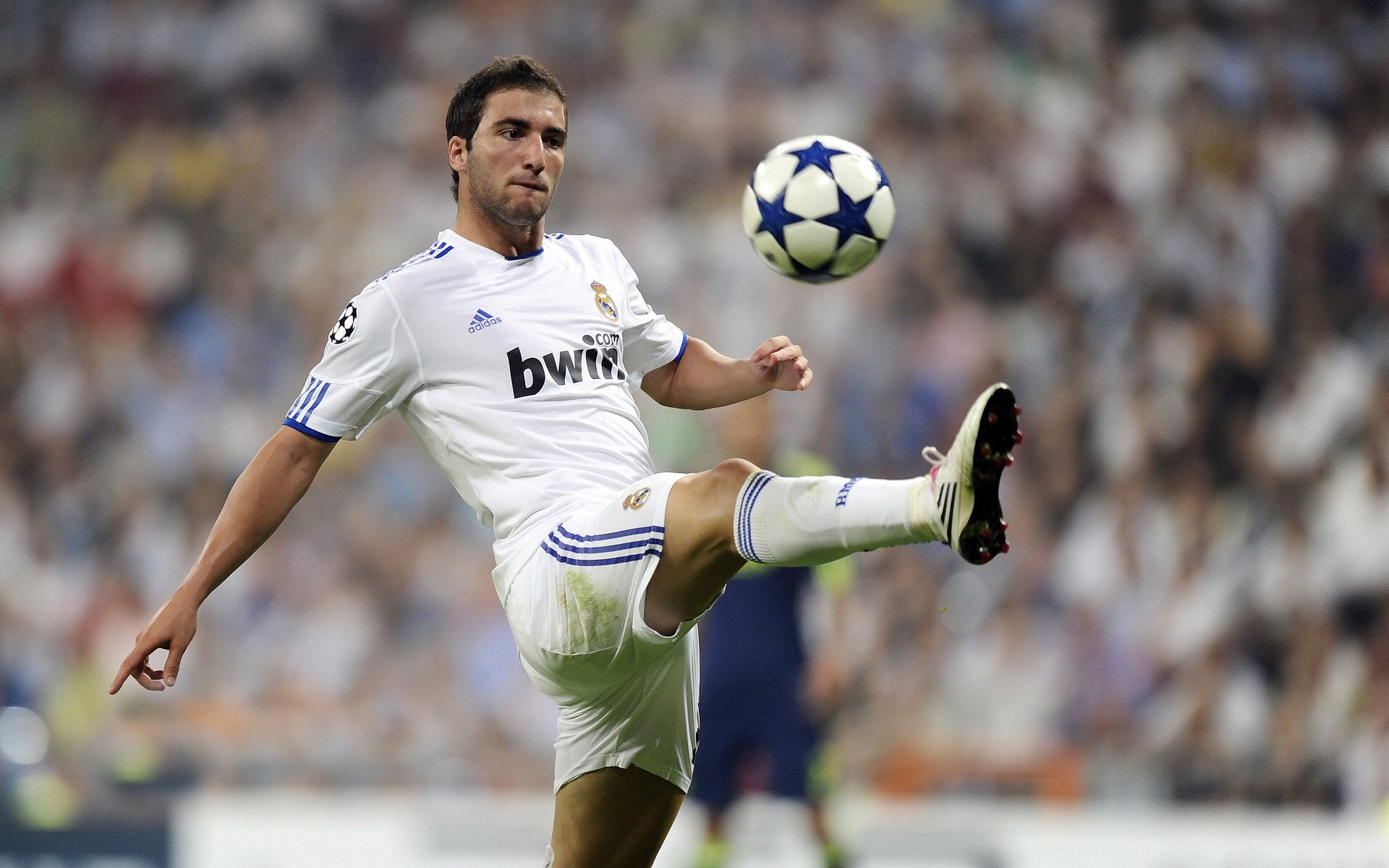 开云注册-西甲角逐激烈,比分1-1,门将多次精彩扑救,场均成功断球72%、传球成功率86%